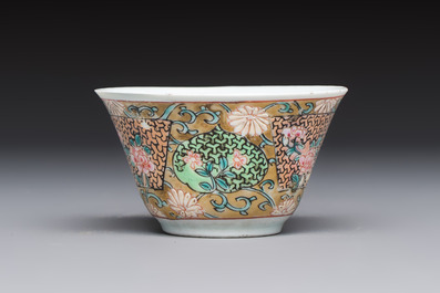 A fine Chinese famille rose gilt-decorated 'Elegant Beauty' cup and saucer, Yongzheng