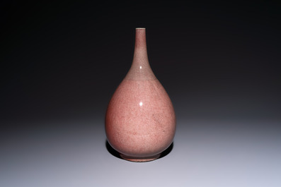 A Chinese copper-red-glazed bottle vase, 18/19th C.