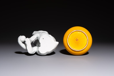 A Japanese Awaji yellow-glazed vase and a white-glazed 'Monkey' group, 19/20th C.
