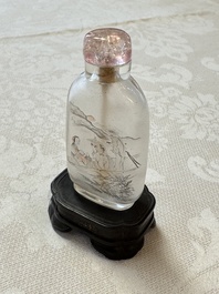A Chinese inside-painted snuff bottle on wooden stand with figural and insect design, signed Ma Shaoxuan 馬少宣, 20th C.