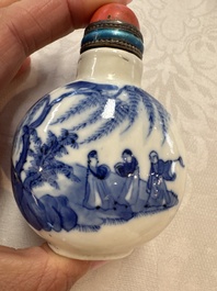 Five various Chinese blue and white snuff bottles, Yongzheng, Qianlong and Tongzhi marks, 19th C.