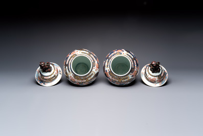 A pair of French Imari-style vases and covers with shishi finials, Samson, Paris, 19th C.