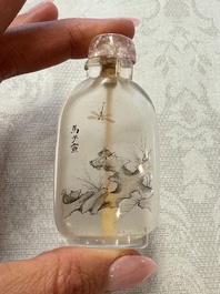 A Chinese inside-painted snuff bottle on wooden stand with figural and insect design, signed Ma Shaoxuan 馬少宣, 20th C.