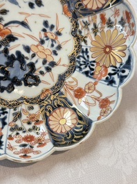 A pair of Japanese Imari lobed plates with floral design, Edo, 18th C.