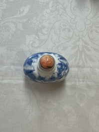 Five various Chinese blue and white snuff bottles, Yongzheng, Qianlong and Tongzhi marks, 19th C.