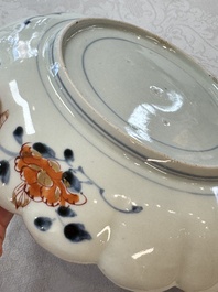 A pair of Japanese Imari lobed plates with floral design, Edo, 18th C.