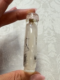 A Chinese inside-painted snuff bottle on wooden stand with figural and insect design, signed Ma Shaoxuan 馬少宣, 20th C.