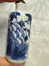 Five various Chinese blue and white snuff bottles, Yongzheng, Qianlong and Tongzhi marks, 19th C.