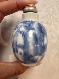 Five various Chinese blue and white snuff bottles, Yongzheng, Qianlong and Tongzhi marks, 19th C.