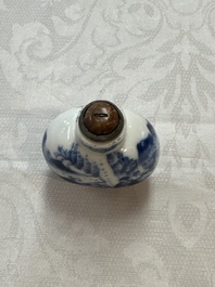 Five various Chinese blue and white snuff bottles, Yongzheng, Qianlong and Tongzhi marks, 19th C.