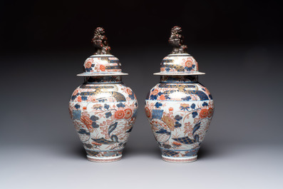 A pair of French Imari-style vases and covers with shishi finials, Samson, Paris, 19th C.