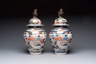 A pair of French Imari-style vases and covers with shishi finials, Samson, Paris, 19th C.