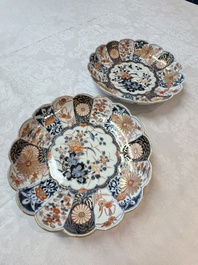 A pair of Japanese Imari lobed plates with floral design, Edo, 18th C.