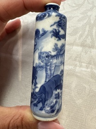 Five various Chinese blue and white snuff bottles, Yongzheng, Qianlong and Tongzhi marks, 19th C.