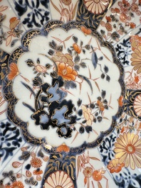 A pair of Japanese Imari lobed plates with floral design, Edo, 18th C.