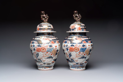 A pair of French Imari-style vases and covers with shishi finials, Samson, Paris, 19th C.