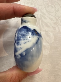 Five various Chinese blue and white snuff bottles, Yongzheng, Qianlong and Tongzhi marks, 19th C.
