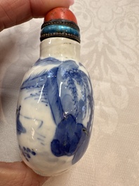 Five various Chinese blue and white snuff bottles, Yongzheng, Qianlong and Tongzhi marks, 19th C.