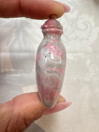 Five Chinese hardstone and glass snuff bottles, 20th C.