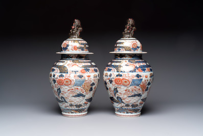 A pair of French Imari-style vases and covers with shishi finials, Samson, Paris, 19th C.