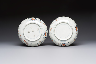 A pair of Japanese Imari lobed plates with floral design, Edo, 18th C.