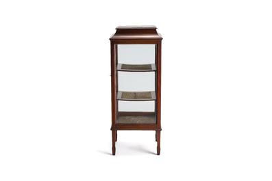 An Edwardian inlaid mahogany standing display cabinet, England, late 19/early 20th C.