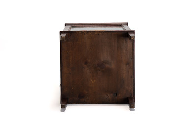 An Edwardian inlaid mahogany standing display cabinet, England, late 19/early 20th C.