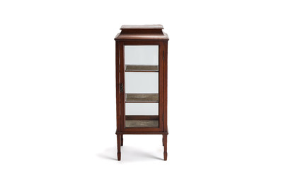 An Edwardian inlaid mahogany standing display cabinet, England, late 19/early 20th C.