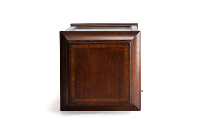 An Edwardian inlaid mahogany standing display cabinet, England, late 19/early 20th C.