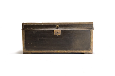 A large Chinese export brass-bound black leather travel trunk with engraved 'H.H.J. Coops' plaque, 19th C.