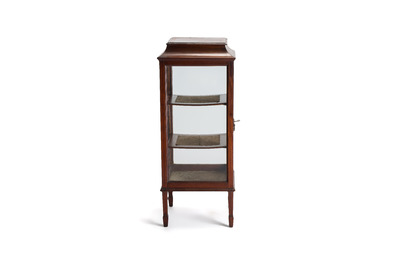 An Edwardian inlaid mahogany standing display cabinet, England, late 19/early 20th C.