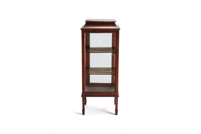 An Edwardian inlaid mahogany standing display cabinet, England, late 19/early 20th C.