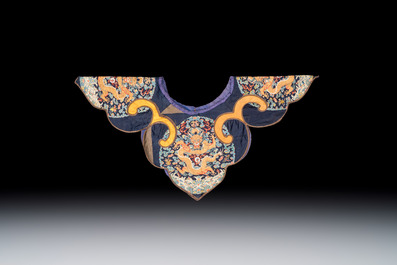 A Chinese embroidered silk 'Dragon' collar, late 19th C.