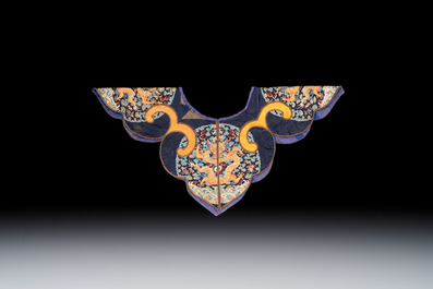 A Chinese embroidered silk 'Dragon' collar, late 19th C.