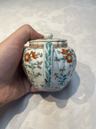 A Japanese Kakiemon teapot and cover, Edo, late 17th C.