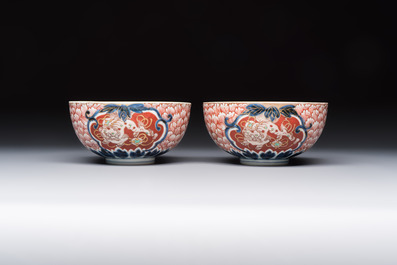 A pair of Japanese Imari 'Shishi Lions' bowls, Edo/Meiji, 19th C.