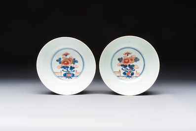 A pair of Japanese Imari 'Shishi Lions' bowls, Edo/Meiji, 19th C.