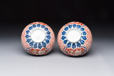 A pair of Japanese Imari 'Shishi Lions' bowls, Edo/Meiji, 19th C.