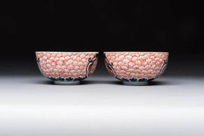 A pair of Japanese Imari 'Shishi Lions' bowls, Edo/Meiji, 19th C.