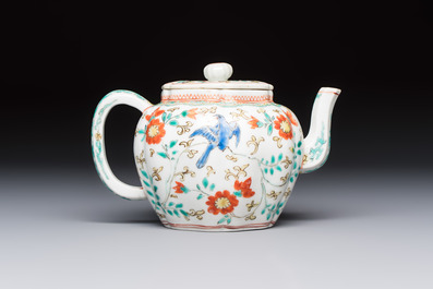 A Japanese Kakiemon teapot and cover, Edo, late 17th C.