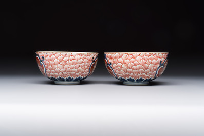 A pair of Japanese Imari 'Shishi Lions' bowls, Edo/Meiji, 19th C.