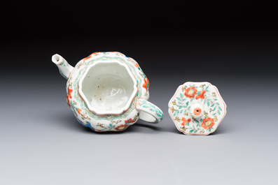 A Japanese Kakiemon teapot and cover, Edo, late 17th C.