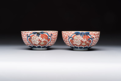 A pair of Japanese Imari 'Shishi Lions' bowls, Edo/Meiji, 19th C.