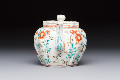 A Japanese Kakiemon teapot and cover, Edo, late 17th C.