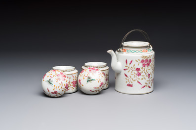 A Chinese famille rose wine pot and a pair of covered wine warming bowls with cups, Qianlong and Wang Fulong Zhi 汪福隆制 marks, 19/20th C.