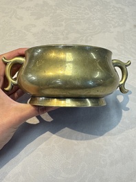 A Chinese bronze handled censer and stand, 17/18th C.