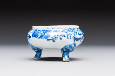 13 Chinese blue and white wares and four sets of Japanese Imari cups and saucers, 17/18th C.