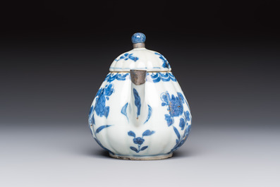 13 Chinese blue and white wares and four sets of Japanese Imari cups and saucers, 17/18th C.