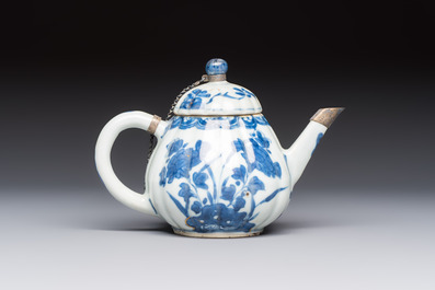 13 Chinese blue and white wares and four sets of Japanese Imari cups and saucers, 17/18th C.