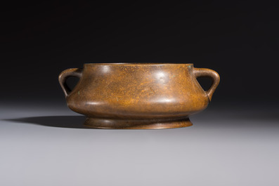 A Chinese double-handled bronze incense burner, Xuande mark, 17/18th C.